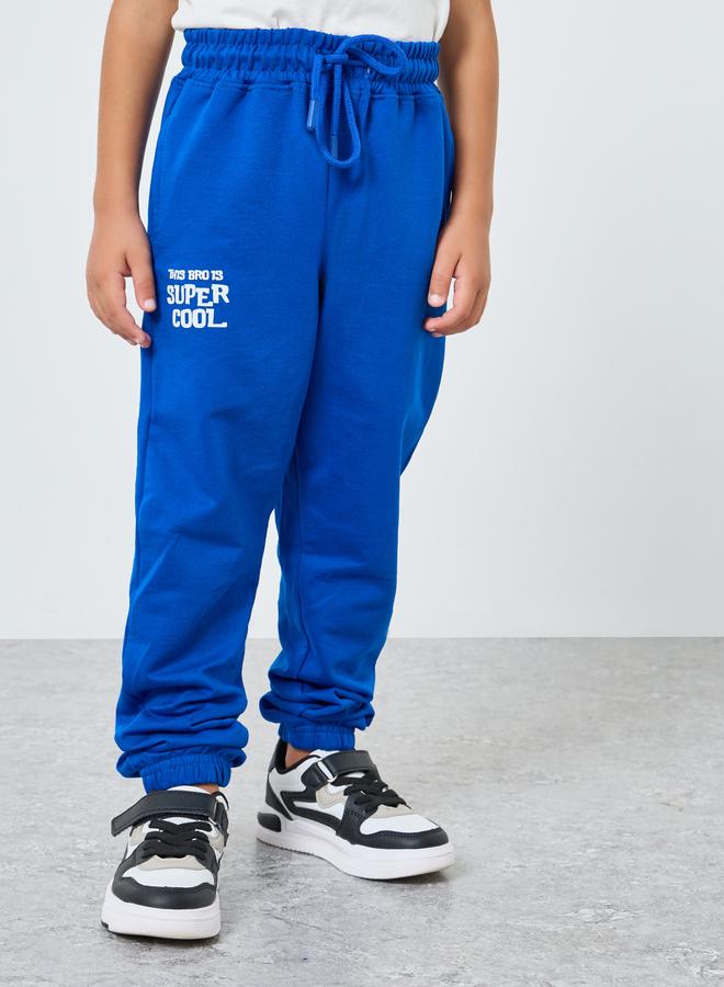 ستايلي جوغر بحواف مكبلة وطبعة كتابة - Image 1